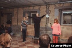 Антоніна Романова (ліворуч) під час вистави у Сімферополі (архів)