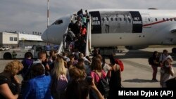 Ілюстраційне фото. Біженці з України сідають на літак до Канади, Варшава, 4 липня 2022 року