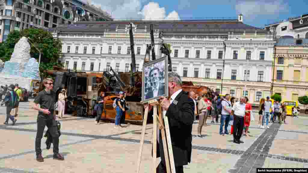 Організатор прощання проніс фотографію Романа Ратушного повз спалену російську військову техніку, виставлену на Михайлівській площі 