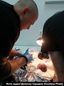 Медики-добровольці рятують немовля