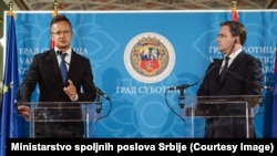 Міністр закордонних справ Угорщини Петер Сіярто і очільник МЗС Сербії Нікола Селакович. Белград, 4 липня 2022 року