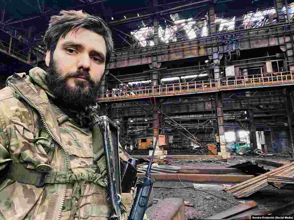Богдан Кротевич, боєць полку «Азов» на території заводу «Азовсталь