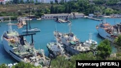 Підводні човни біля причалу в Південній Бухті