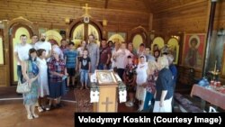 Отець Володимир Коскін з парафіянами