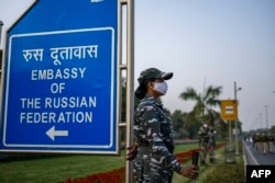 Policija ispred Ambasade Rusije u Nju Delhiju dok su trajali protesti u Indiji zbog ruske invazije na Ukrajinu, februar 2022.