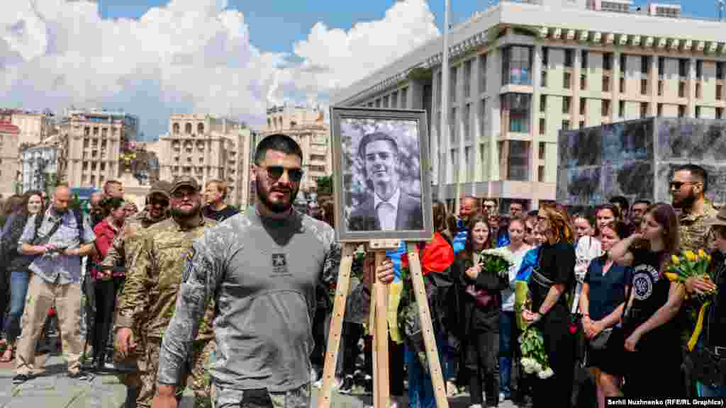 Прощання з Романом Ратушним на майдані Незалежності 