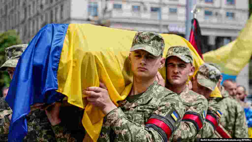 У Києві на майдані Незалежності попрощались з командиром батальйону «Карпатська Січ» Олегом Куциним