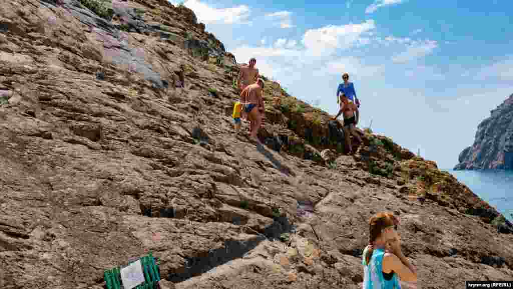 Пляжники от мала до велика взбираются на «Медвежонок»