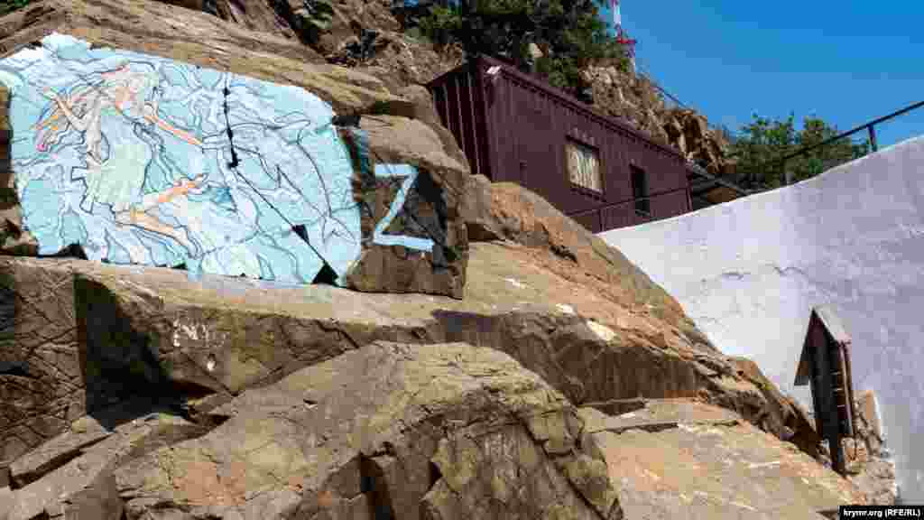 Скальный участок над набережной «победно» пометили