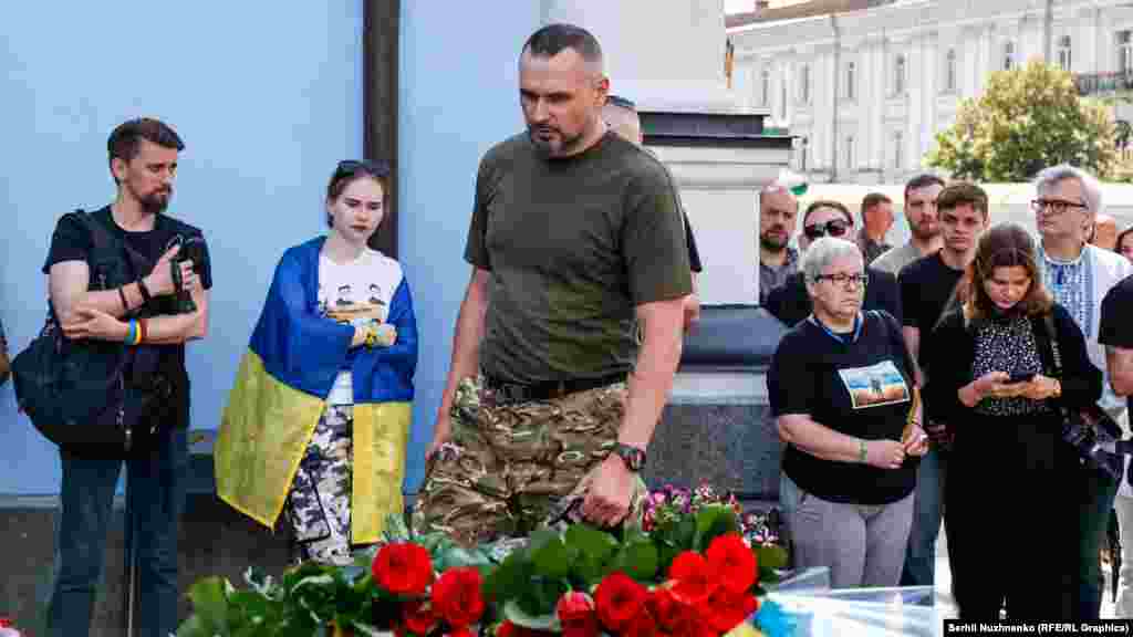 Режисер Олег Сенцов під час прощання з Романом Ратушним 