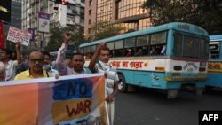 'Za samu Indiju brojni problemi postoje i predstavljaju veliki izazov, uključujući nezaposlenost, nesuglasice između pojedinih etničkih zajednica, te pitanje Kašmira' (na fotografiji protest zbog rata u Ukrajini, Kalkuta, mart 2022.)