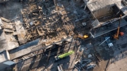 Кадры дня: как разбирают завалы обстрелянного торгового центра в Кременчуге Кадры дня: как разбирают завалы обстрелянного торгового центра в Кременчуге