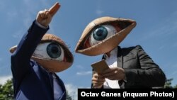 Mai multe organizații civice au protestat împotriva guvernării PSD-PNL în ultimii ani. Noile modificări legislative ar limita dreptul ONG-urilor de a dat în judecată instituțiile publice, spun reprezentanții acestora. 