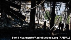 Зруйнована внаслідок російського ракетного удару будівля ТРЦ «Амстор» у Кременчуці
