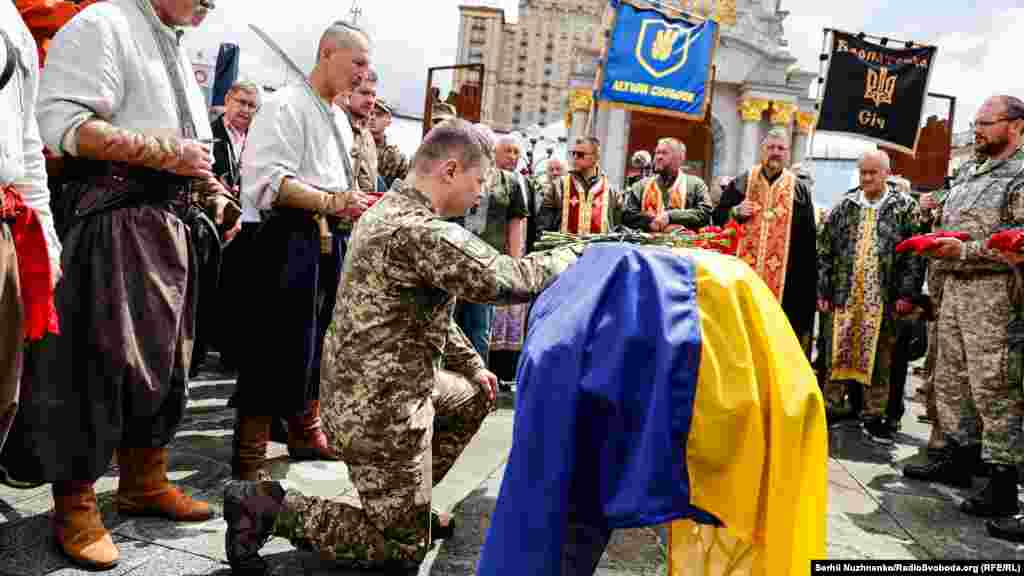 Люди, які прийшли попрощатися із загиблим воїном, принесли червоно-чорні й жовто-сині прапори, знамена «Легіону Свобода» та «Карпатської Січі»  