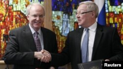 Посол США в Москві Джон Баєрлі і заступник міністра закордонних справ Росії Сергій Рябков обмінялися дипломатичними нотами про набуття чинності міжурядовою «угодою-123», Москва, 11 січня 2011 року