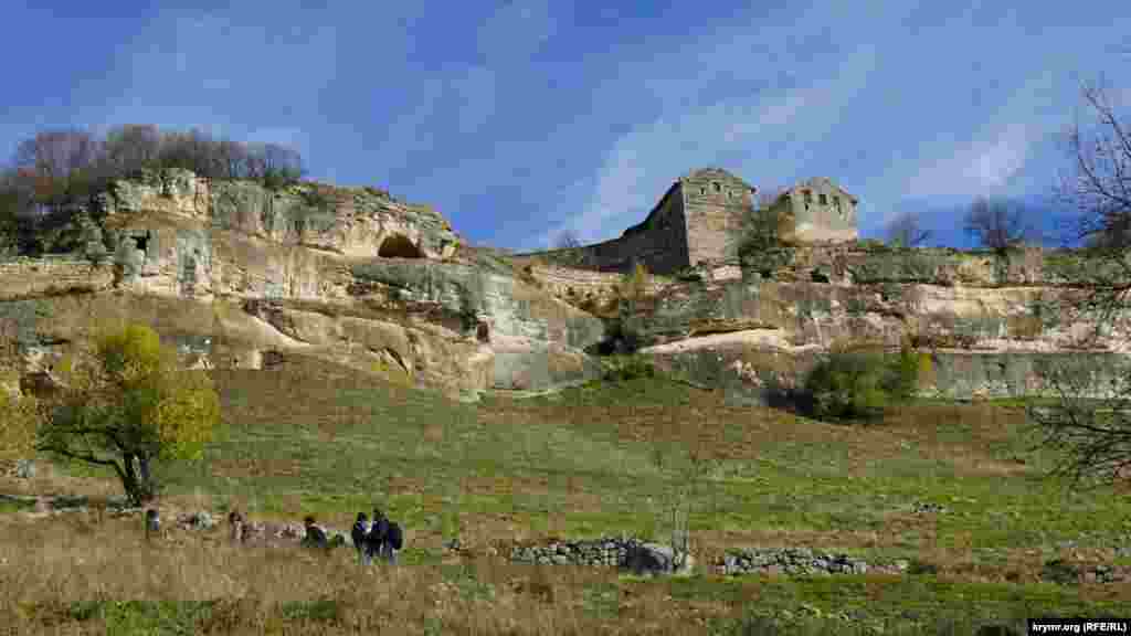 Крепость Чуфут-Кале в Бахчисарае когда-то была столицей Крымского ханства. За свою многовековую историю она была во владении многих народов – в том числе караимов и крымчаков. Крепость считается древней святыней караимского народа. Нынешнее название ей дали крымские ханы: в переводе оно означает «иудейская (еврейская) крепость»