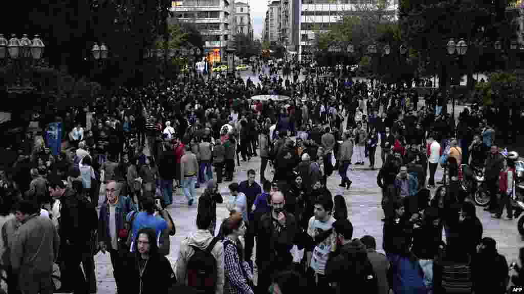 Люди собираются  у здания парламента, где застрелился пенсионер, обвинивший власти в том, что они довели его до нищеты. 