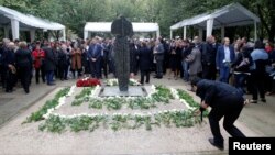 Возложение венков к монументу памяти жертв террора в Париже, 19 сентября 2016 года