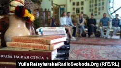 Заняття в клубах безкоштовні для відвідувачів. Це – частина муніципальної програми «Українською, будь ласка»