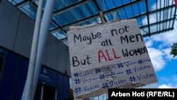 jedan od transparenata u Prištini tokom protesta protiv nasilja nad ženama