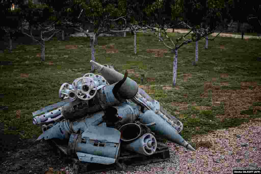 Uz kolekciju drevnih posuda za pohranjivanje iskopanih u njegovom vinogradu, Magalias sada ima hrpu čahura zabranjenih kazetnih bombi koje su pale s neba.