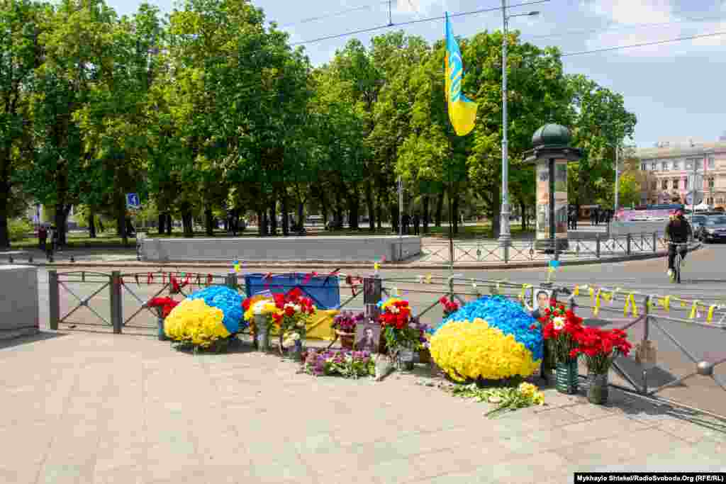 Проукраїнські активісти з самого ранку несли квіти в центр міста – на Дерибасівську. Тут від вогнепальної зброї першими в Одесі в той день загинули активісти Ігор Іванов та Андрій Бірюков