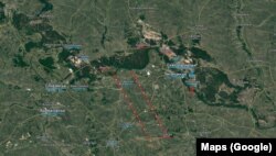 Красными линиями обозначены возможные места перерезания "дороги жизни" между Лисичанском и Бахмутом. А также оккупированные возле Северодонецка населенные пункты. Голубым – населенный пункты под контролем Украины. Стрелками обозначено место столкновения, где в прошлые сутки (16 мая) армия Украины заставила армию России отступить