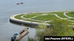 Баржи, сбрасывающие грунт прямо в залив у "Чаши" казанцы наблюдают, начиная с 14 мая. Мэрия Казани уверяет, что ничего не знает о работает.