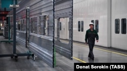 Детали вагонов во время сборки пассажирских электропоездов серии "Ласточка" в цехе производства электропоездов