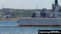 Рельєфні літери назви корабля «Цезар Куніков» проглядаються крізь сіру фарбу