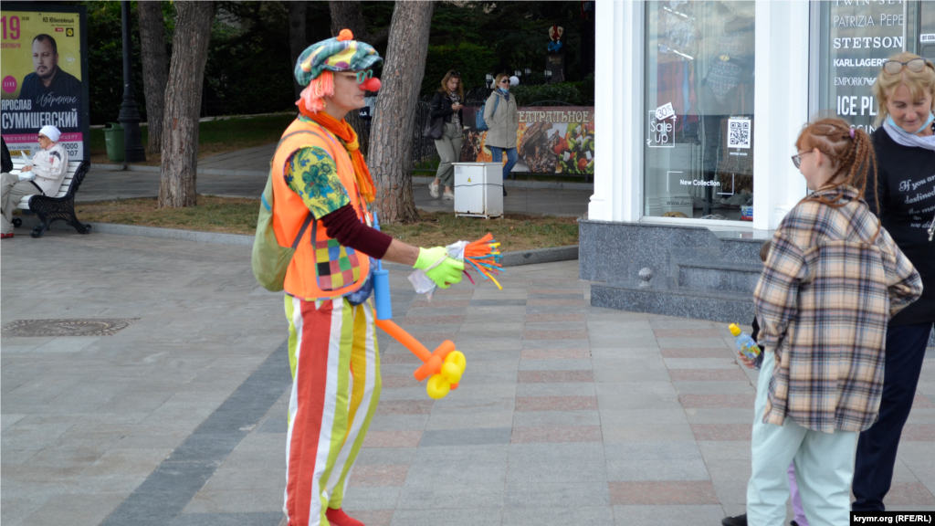 На набережной продолжают зарабатывать клоуны или переодетые в ростовые фигуры мультипликационных героев люди 
