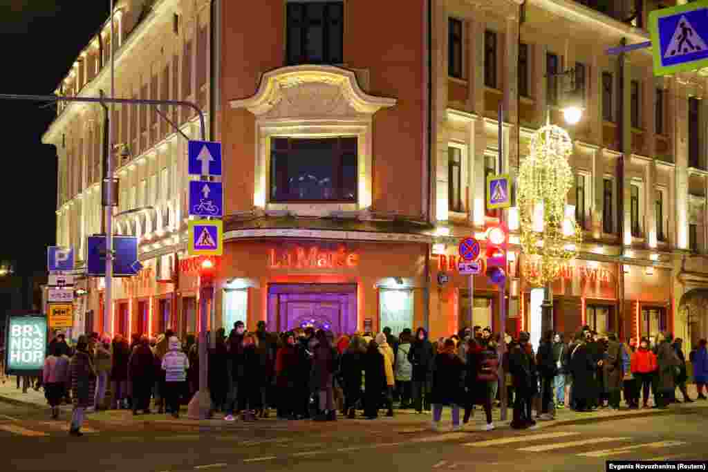 Un grup de protestatari anti-război, surprinși în Moscova, Rusia, 24 februarie 2022.