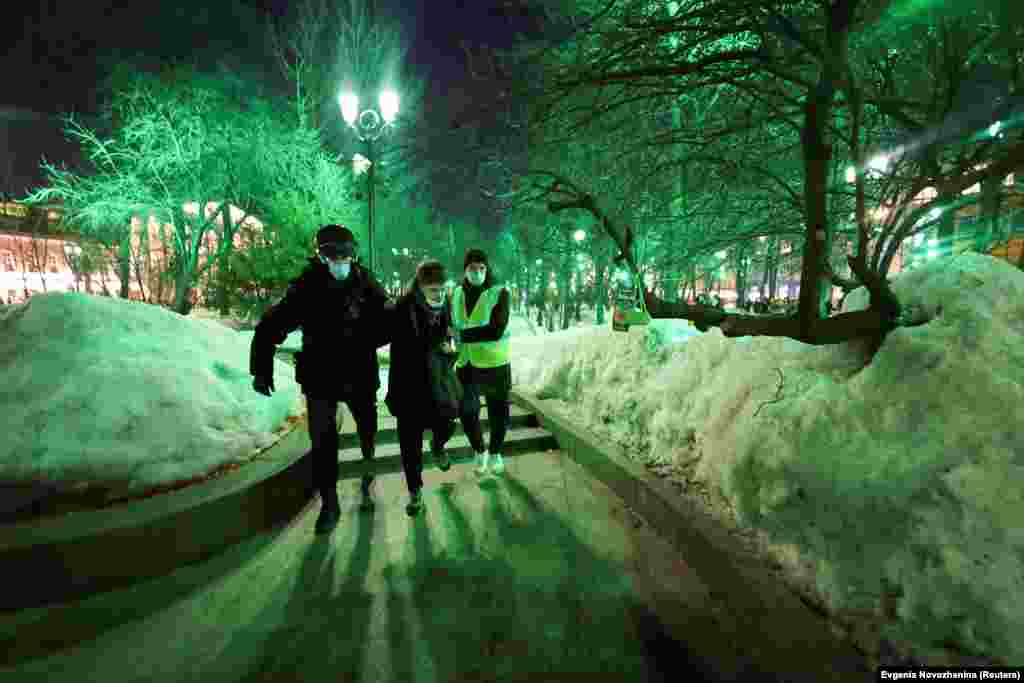 Sute de persoane au fost până în prezent arestate în mai multe orașe din Rusia. Cei arestați riscă un dosar penal, potrivit autorităților.