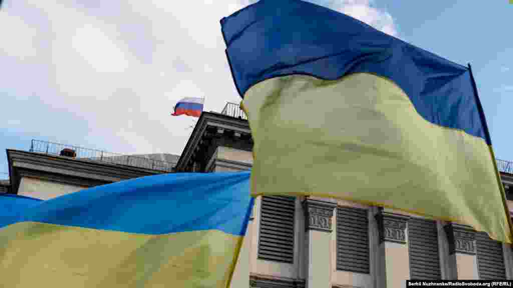 22 лютого президент Росії Володимир Путін заявив, що так зване «визнання Росією незалежності ДНР і ЛНР» стосується усієї території Луганської та Донецької областей