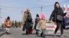 Mame cu copii trec granița din Ucraina înspre România prin Vama Siret/jud. Suceava. Mii, poate zeci de mii de ucraineni ar putea ajunge în România în perioada următoare pentru a scăpa de conflictul din țara lor.