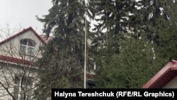 При цьому на вході ще висить табличка з написом назви дипломатичної установи