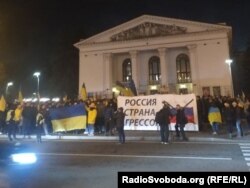 Маріупольці під час акції біля драмтеатру 22 лютого 2022 року