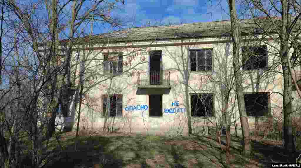 Через дорогу от сельсовета – заброшенное и разрушающееся здание