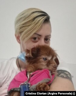 Cristina Ciortan își așteaptă la vamă noua prietenă și cele două pisici.