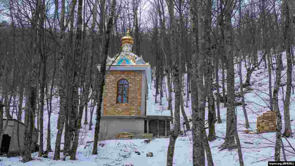 Часовню святой Анастасии Узорешительницы над родником (он на цокольном этаже храма) в верховье балки Ай-Андрит строили десять лет и завершили все работы осенью 2020 года. Сама балка находится на юго-восточном склоне горного массива Тырке