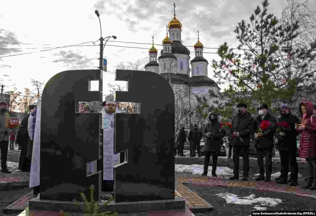 Життя продовжується. Але пам'ять лишається. Вона живе у міських пам'ятниках, муралах і біля меморіалу загиблим у тій страшній трагедії, де цілий рік лежать квіти