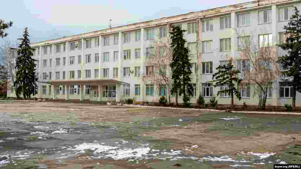 Нынешний учебный корпус колледжа построили в 1969 году. Тогда учебного заведение называлось совхозом-техникумом. В 1997 году на его базе создали совхоз «Прибрежный» и Прибрежненский техникум – структурное подразделение Крымского государственного аграрного (с 2003 года –  агротехнологического) университета. Позже, в 2008 году, техникум преобразовали в аграрный колледж