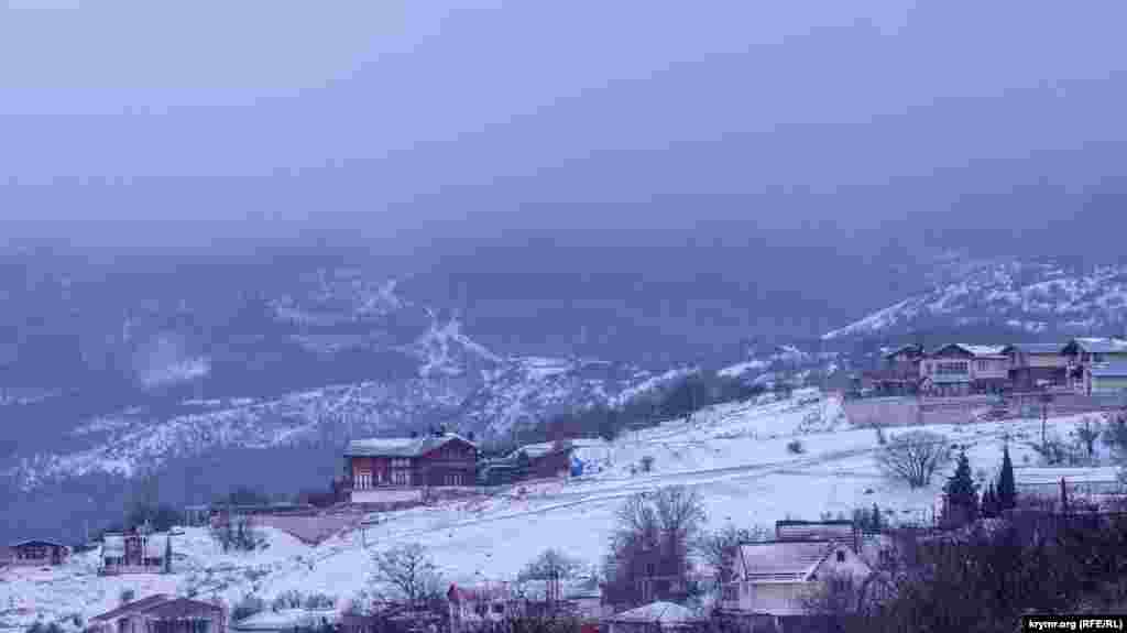 Село Лучистое (Демерджи – до 1945 года) «ползет» по западным склонам Демерджи-яйлы