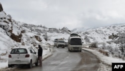 В провінції Белуджистан, яка межує з Афганістаном та Іраном, довгий час триває конфлікт. Сепаратисти вимагають незалежності від центральної влади.