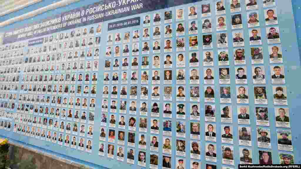 Стіна пам’яті на мурі Михайлівського Золотоверхого монастиря ПЦУ в пам’ять загиблих оборонців України