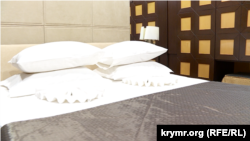 Київ, інтер'єр вагону-салону, який до 2014 року ходив до Криму. Двоспальне ліжко