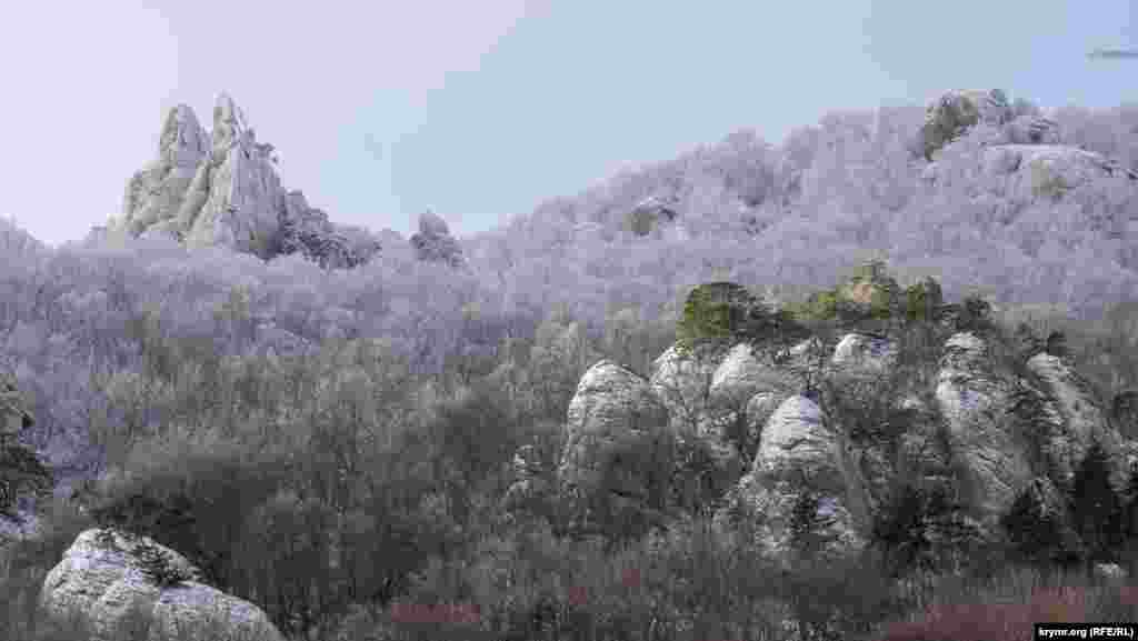 Вид на зубцы и «пальцы» Южной Демерджи с восточной стороны