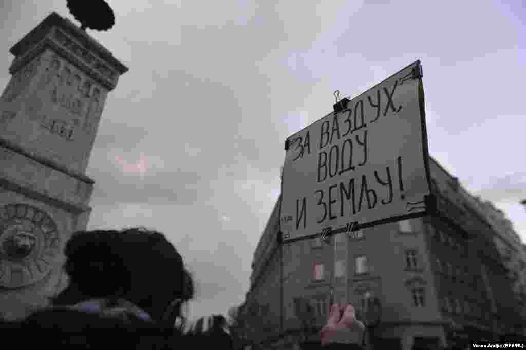 &quot;Za vazduh, vodu i zemlju&quot;, jedan od brojnih transparenata sa okupljanja.