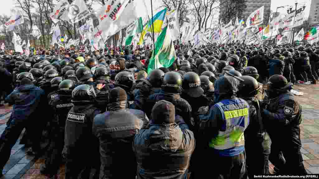 Обидві сторони подій використовували газові балончики 